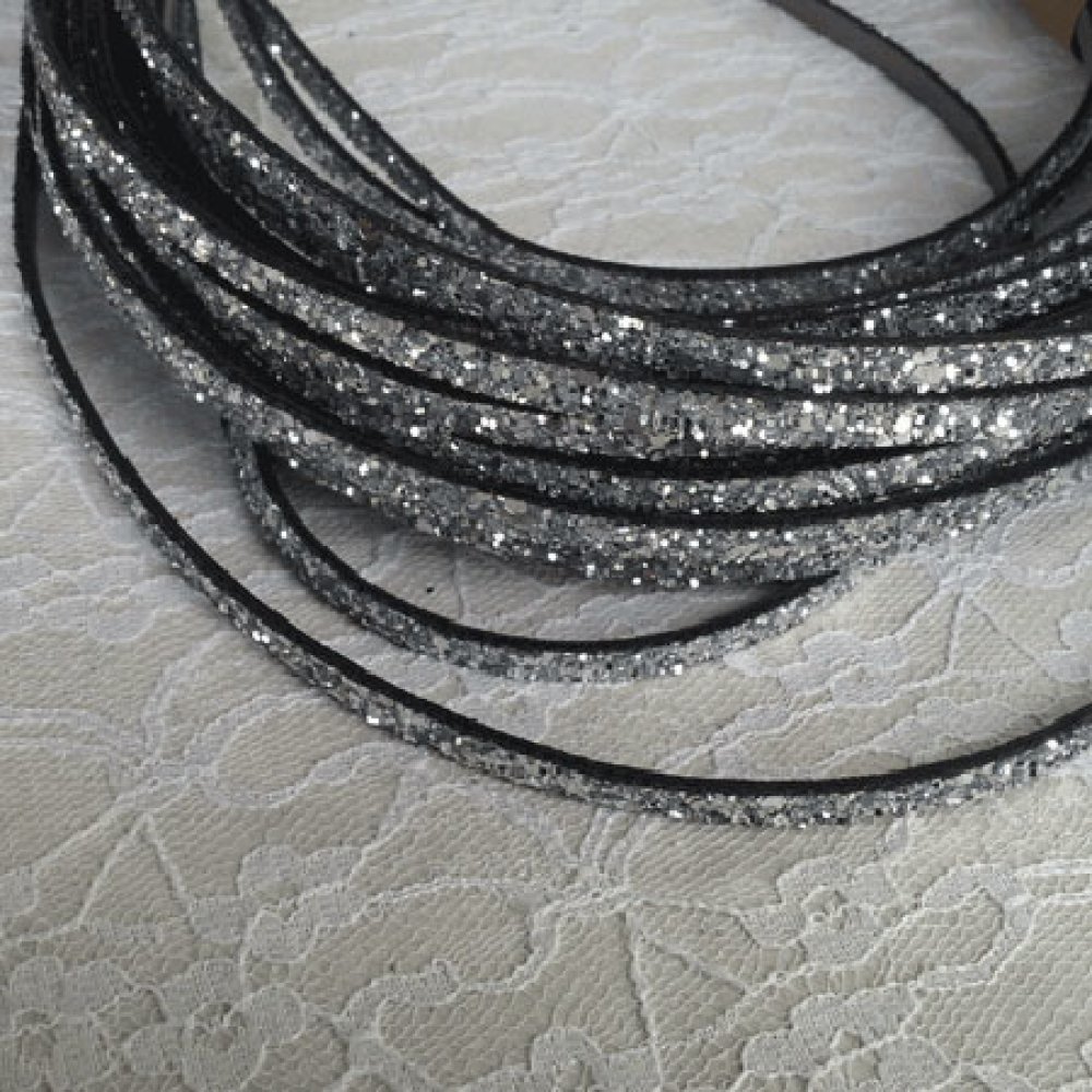Lani&egrave;re paillettes Argent de 06 mm doubl&eacute;e cuir par 20 cm