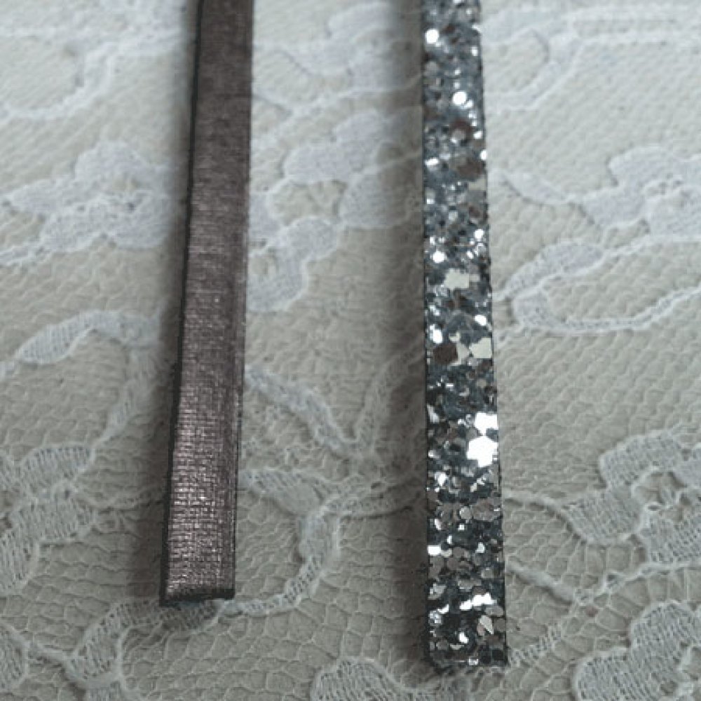 Lani&egrave;re paillettes Argent de 06 mm doubl&eacute;e cuir par 20 cm