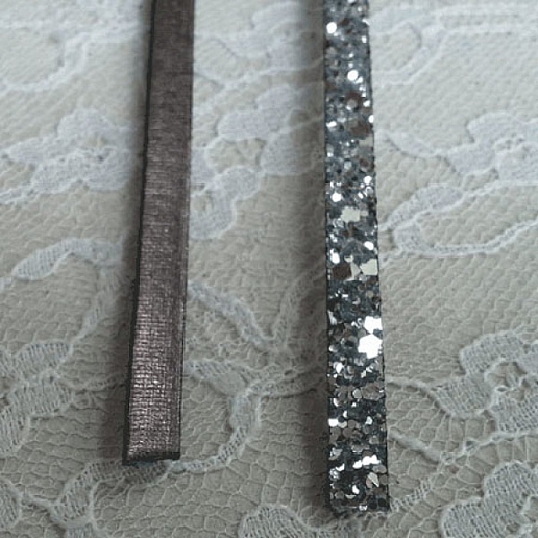 Lani&egrave;re paillettes Argent de 06 mm doubl&eacute;e cuir par 20 cm