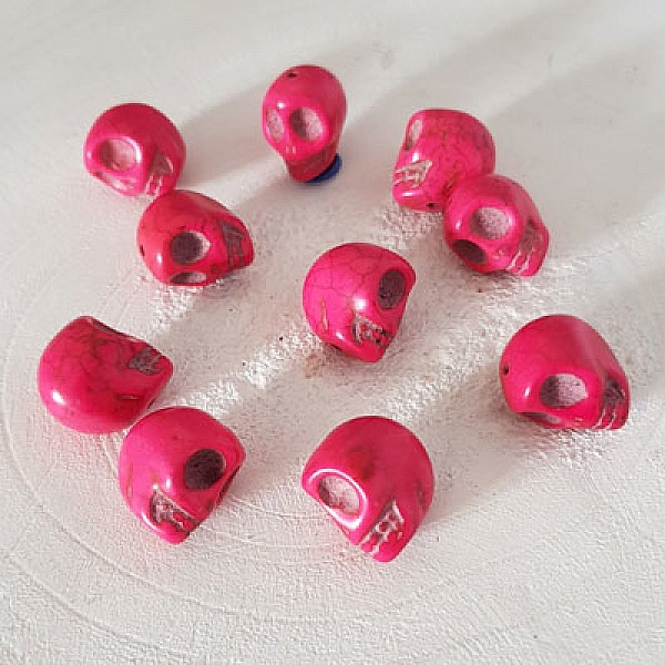 Lot 15 T&ecirc;tes de mort en Howlite teint&eacute;s 18 mm