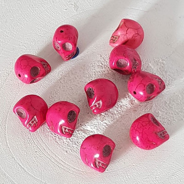 Lot 16 T&ecirc;tes de mort en Howlite teint&eacute;s 18 mm