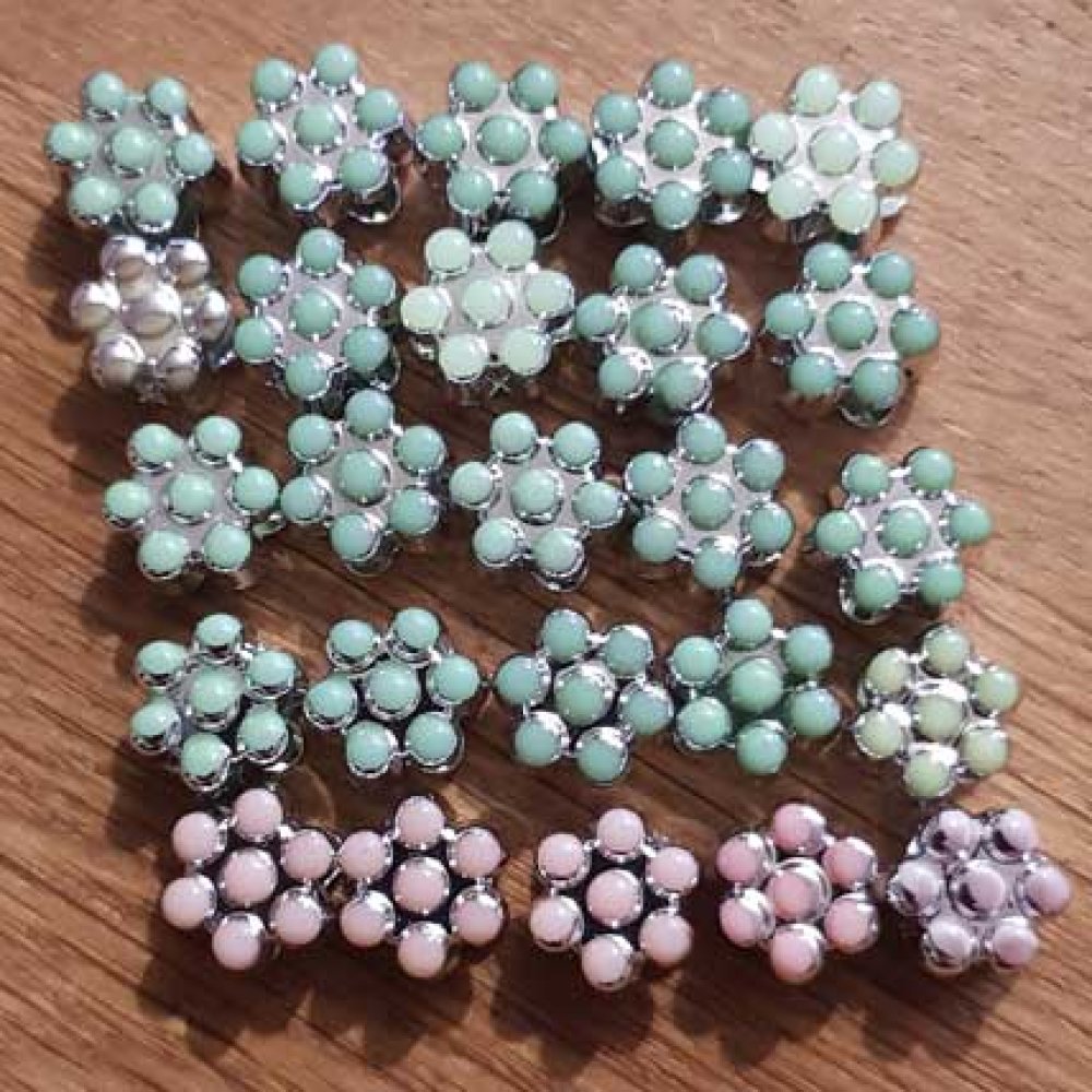 Lot de 25 Perles fleurs N&deg;04
