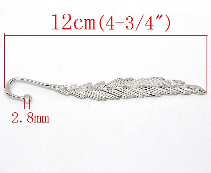 Marque-page plume en métal argenté de 12 cm.