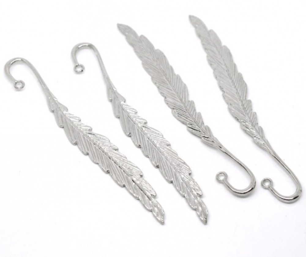 Quatre marque-pages en forme de plume couleur argent clair.