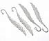 Quatre marque-pages en forme de plume couleur argent clair.