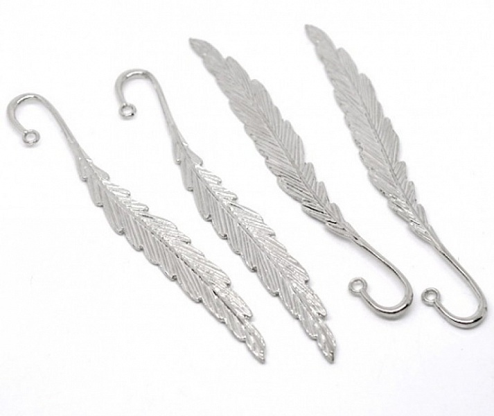 Quatre marque-pages en forme de plume couleur argent clair.