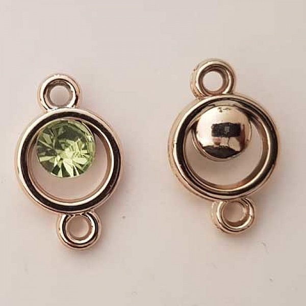 Pendentif en plastique et strass acrylique rond entre deux N&deg;03 vert