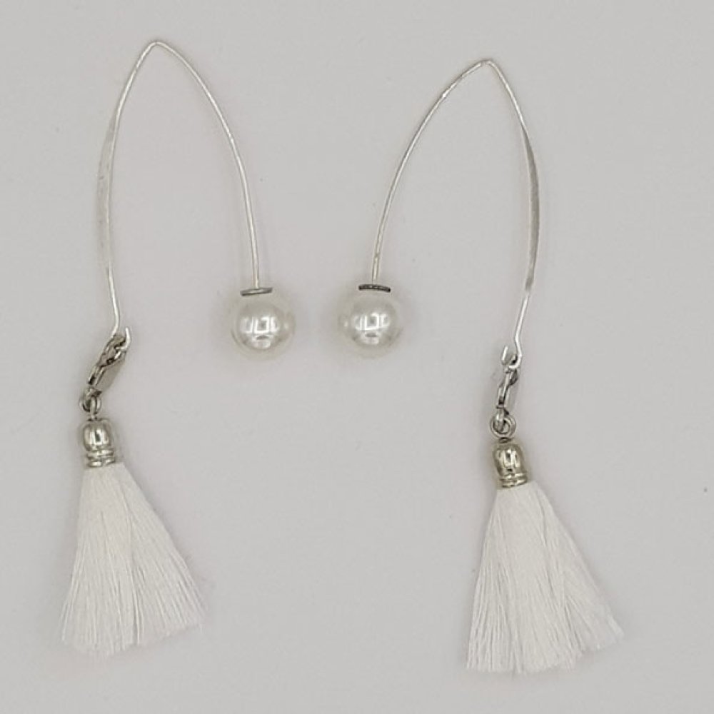 Boucles d'oreilles avec perle blanche 10 mm et pompon.