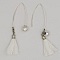 Boucles d'oreilles avec perle blanche 10 mm et pompon.