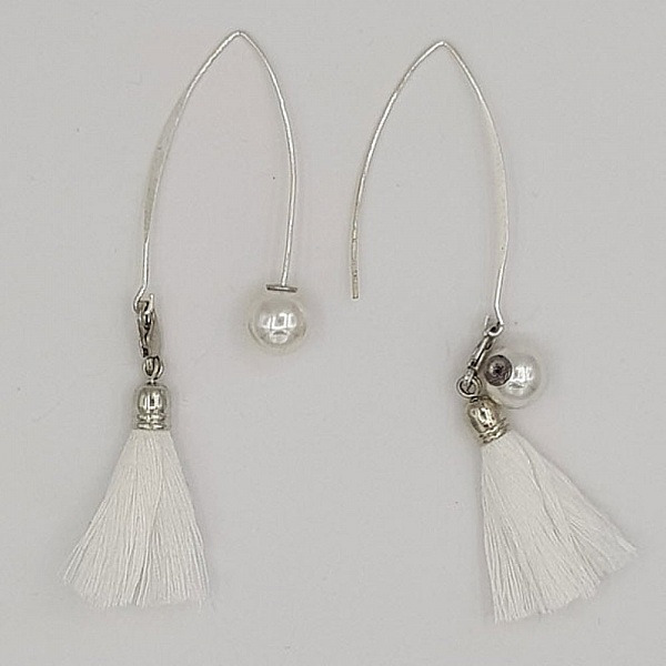 Boucles d'oreilles avec perle blanche 10 mm et pompon.