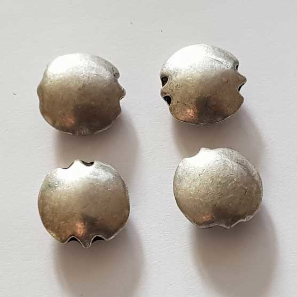 Perle 2 trous en m&eacute;tal argent&eacute; galet 18 mm 04