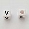 Perle Carr&eacute; Lettre V Blanc Noir 8mm