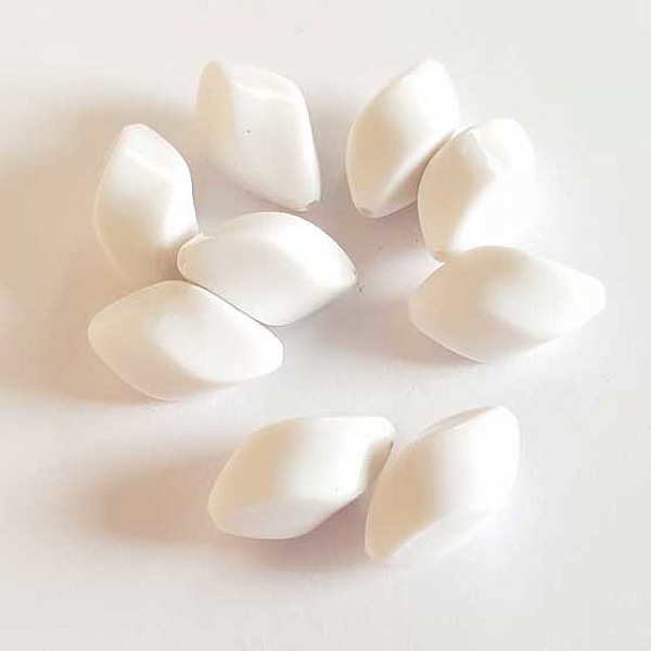 Perle fantaisie plastique ovale blanc 20 mm N&deg;01