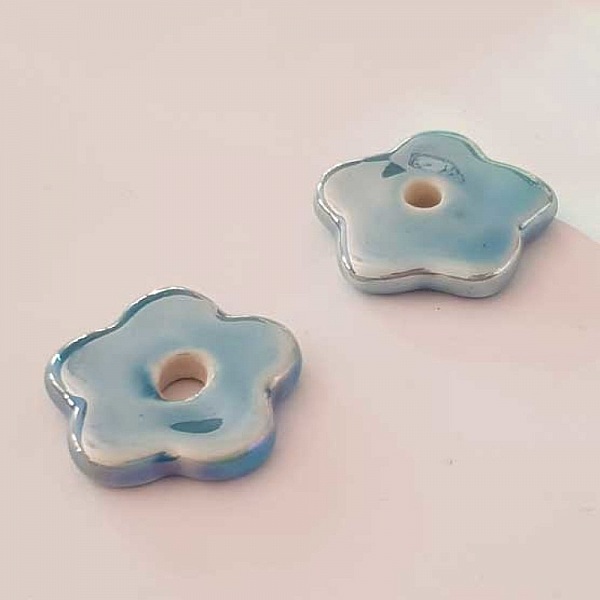 Perle fleur c&eacute;ramique bleu 29 mm