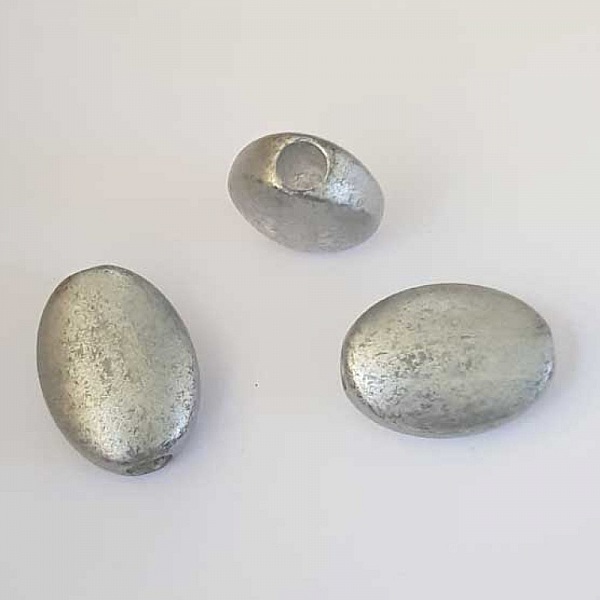 Perle ovale en plastique argent&eacute; 26 mm