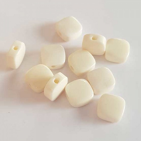 Perle plate plastique carr&eacute; blanc cass&eacute; 10 mm N&deg;01