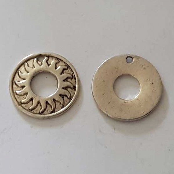 Perles rondelles intercalaires en métal argenté motif soleil.