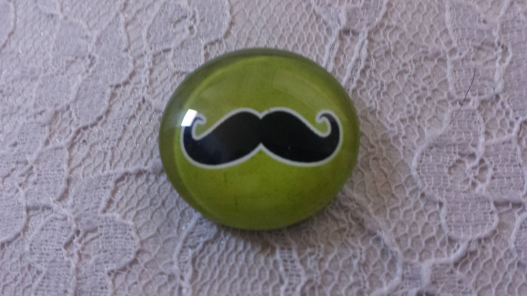 cabochon rond en verre 25mm moustache 034 