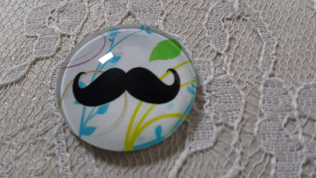 cabochon rond en verre 25mm moustache 031 