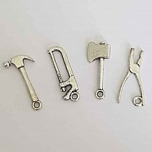 Breloques Outils en m&eacute;tal argent&eacute; lot de 4 pi&egrave;ces.