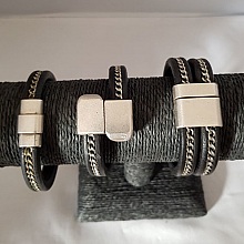 Cuir R&eacute;galiz Noir de 10 mm avec cha&icirc;ne Dor&eacute; par 20 cm