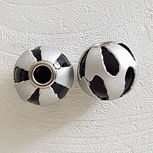Perle ronde en cuir N&deg;08 Argent&eacute;
