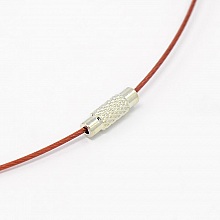 1 collier tour de cou fil c&acirc;bl&eacute; rigide rouge fonc&eacute; fermoir &agrave; visser N&deg;01