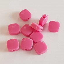 Perle plate plastique carr&eacute; rose fonc&eacute; 10 mm N&deg;01