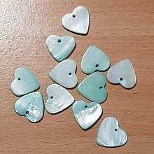 10 Perles breloques Pendentifs Nacres C&oelig;ur 17mm Vert