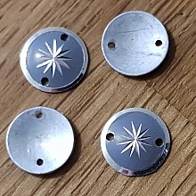 Connecteur 10 mm 2 trous rond motif &eacute;toile Gris