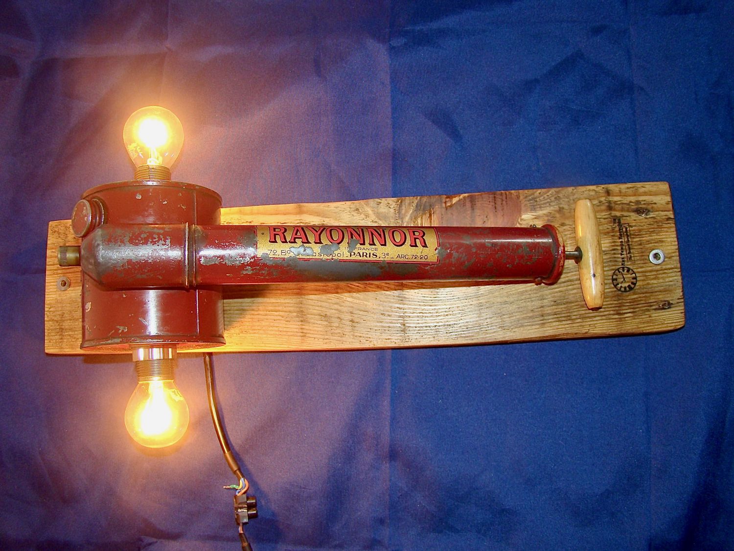 Applique ancien pulv&eacute;risateur &agrave; cire liquide 
