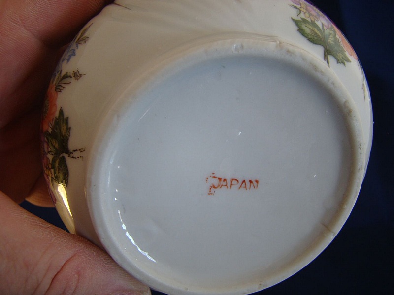 Cendrier vintage en porcelaine à motifs floraux rénové.