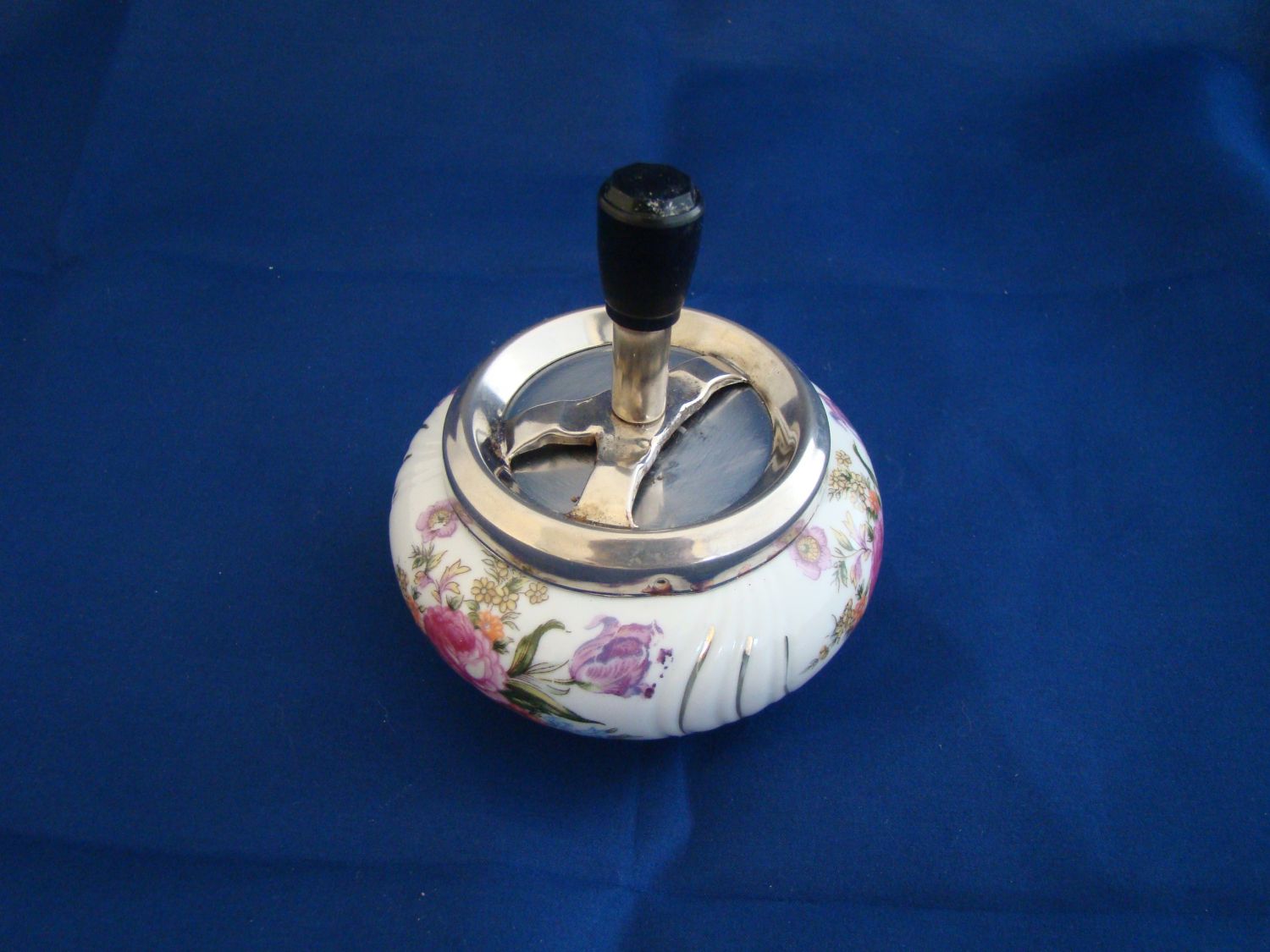 Cendrier vintage tournant en porcelaine fleurie rénové.