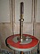 Lampe bougie ancienne en laiton style Edison sur table.