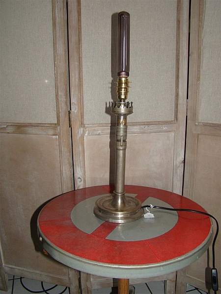 Lampe bougie ancienne en laiton style Edison sur table.