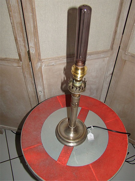 Lampe bougie ancienne en laiton style Edison sur table.