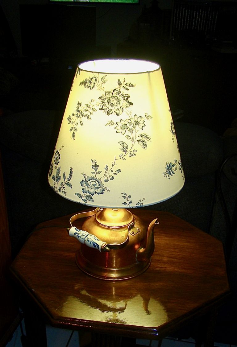 Lampe bouilloire en cuivre recycl&eacute;
