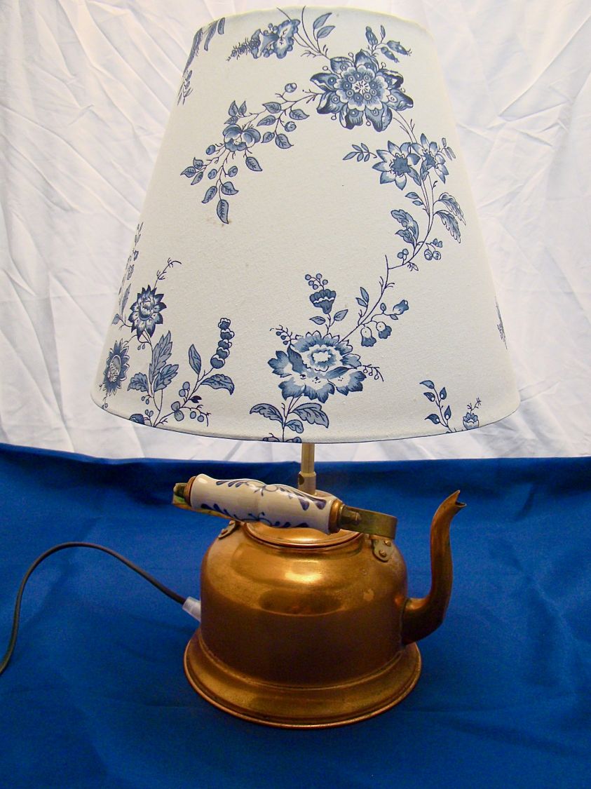 Lampe bouilloire en cuivre recycl&eacute;
