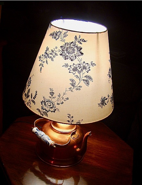 Lampe bouilloire en cuivre recycl&eacute;