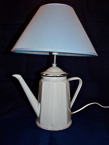 Lampe Cafeti&egrave;re ancienne en t&ocirc;le &eacute;maill&eacute;e