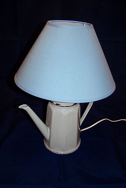 Lampe Cafeti&egrave;re ancienne en t&ocirc;le &eacute;maill&eacute;e