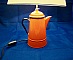 Lampe Cafeti&egrave;re rouge, ancienne, en t&ocirc;le &eacute;maill&eacute;e