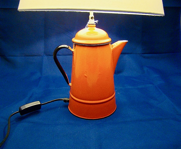 Lampe Cafeti&egrave;re rouge, ancienne, en t&ocirc;le &eacute;maill&eacute;e