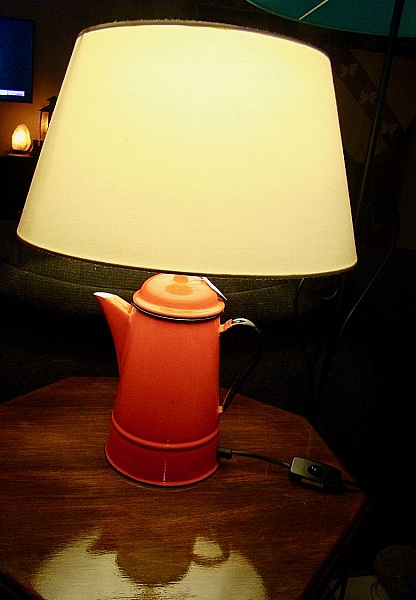 Lampe Cafeti&egrave;re rouge, ancienne, en t&ocirc;le &eacute;maill&eacute;e