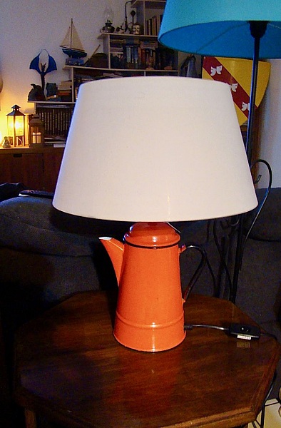 Lampe Cafeti&egrave;re rouge, ancienne, en t&ocirc;le &eacute;maill&eacute;e