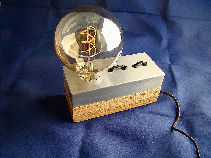 Lampe de bureau design au style épuré et minimaliste.