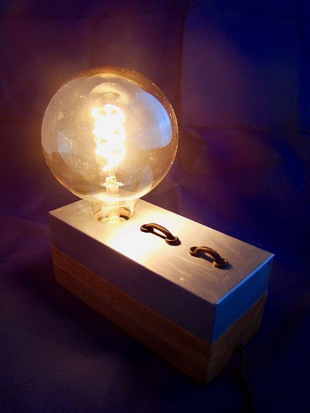 Lampe de bureau design en bois et métal épuré.