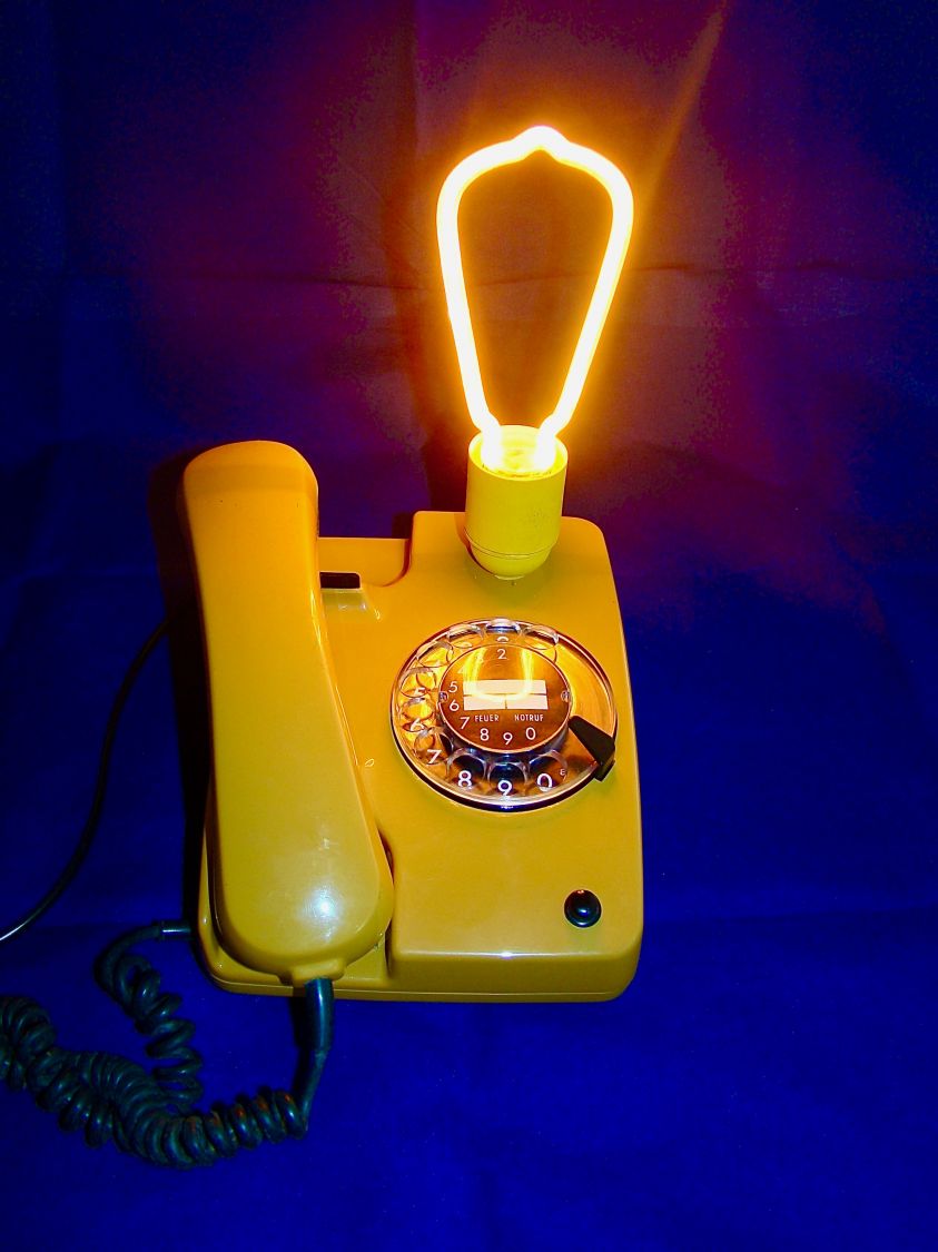 lampe t&eacute;l&eacute;phone style 80' Colonel Moutarde !