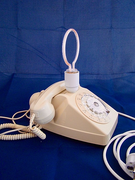 Lampe t&eacute;l&eacute;phone dingo, n&eacute;ons blanc !