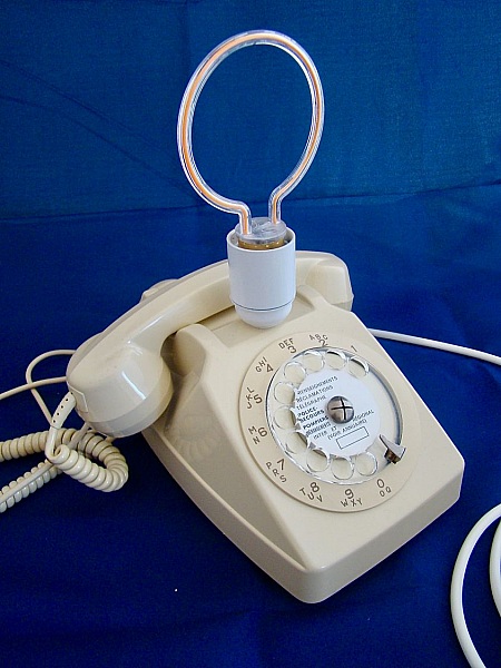 Lampe t&eacute;l&eacute;phone dingo, n&eacute;ons blanc !